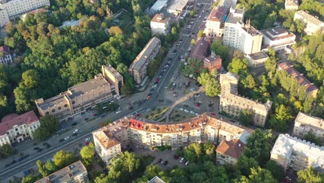 video aéreo de drones de edificios de apartamentos y automóviles en el centro de la carretera en el distrito de pecherskyi del oblast de kyiv ucrania durante la puesta de sol