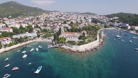 monasterio franciscano rodeado de barcos de recreo. hvar, croacia