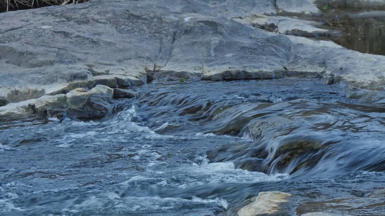 Agua que fluye sobre las rocas