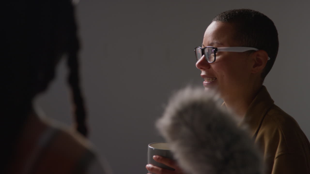 primer plano de una directora de cine que da dirección a los actores que filman una película o un video en el estudio