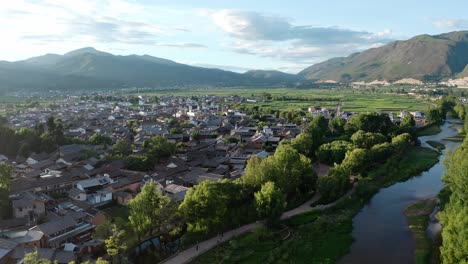 pueblo y campos en shaxi, yunnan, china.
