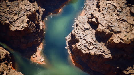 vista aérea de un cañón con un río que lo atraviesa