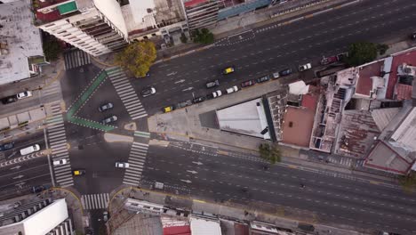 vista aérea de arriba hacia abajo de vehículos que se desvían hacia diferentes carriles desde la intersección en la bifurcación de la avenida córdoba