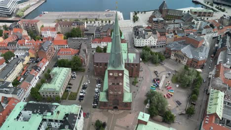 luftaufnahme der domkirke-kathedrale von aarhus, dänemark, nach vorne gerichtet