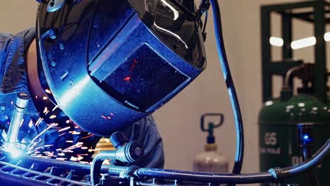 el marco de la motocicleta de soldadura