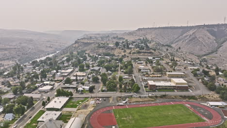 maupin oregon aerial v3 vista panorámica cinematográfica, sobrevuelo de drones tranquilo pueblo rural junto al río deschutes, capturando el paisaje estéril del cañón en un día brumoso - filmado con mavic 3 cine - agosto 2022