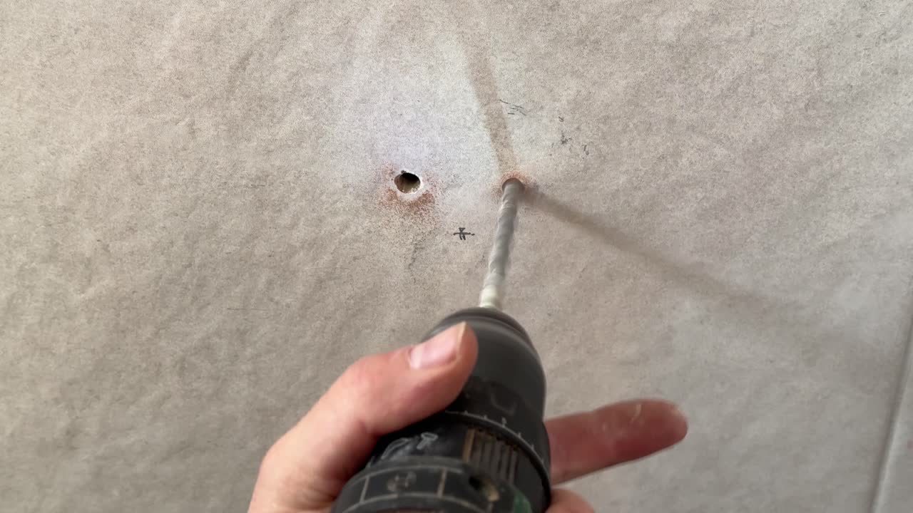 plan detallado de un taladro perforando una pared lisa de una casa