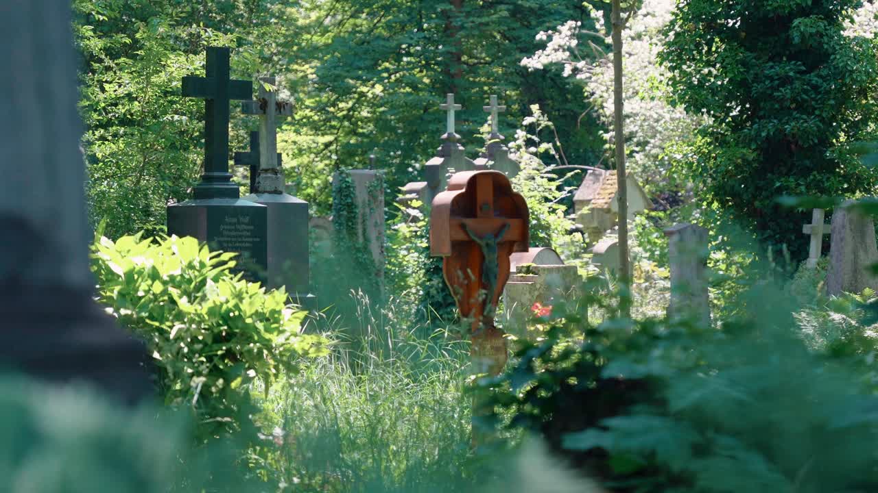묘지 뮌헨에서 묘비로 기독교 십자가