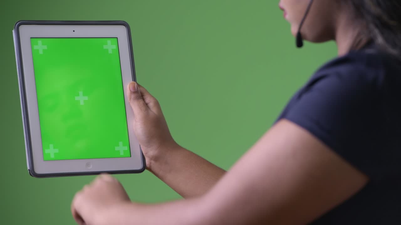 초록색 배경에 젊은 과체중 아름다운 인도 사업가