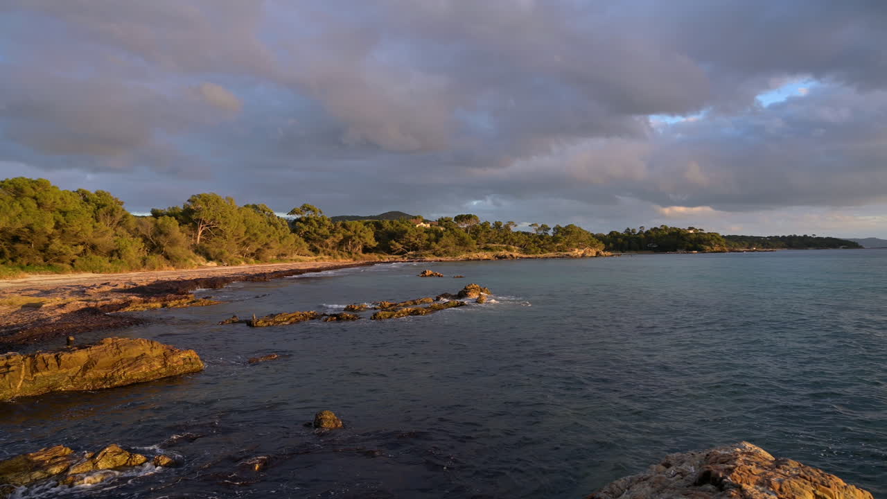 la hermosa puesta de sol en la costa de la riviera francesa, al sur de francia por el castillo de fort de brégançon, hogar de descanso de los presidentes - pan ancho