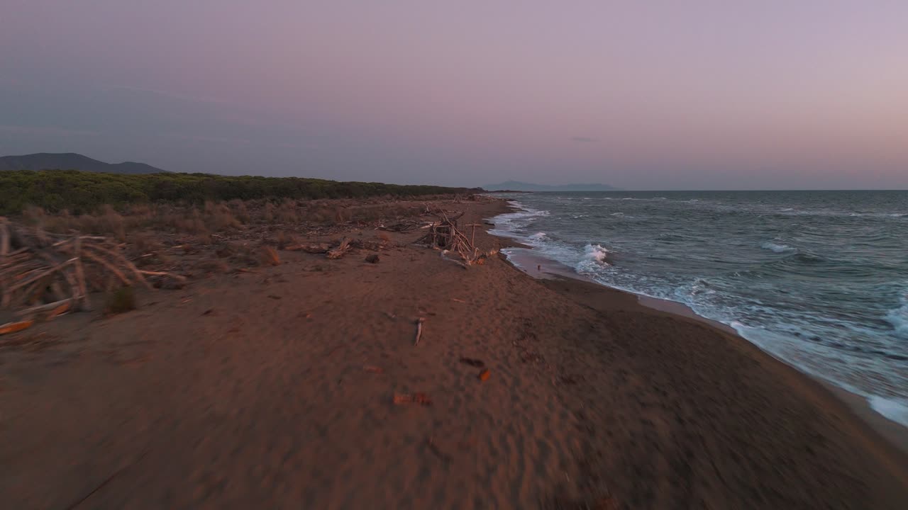 tipi de madera en una playa natural durante el atardecer
