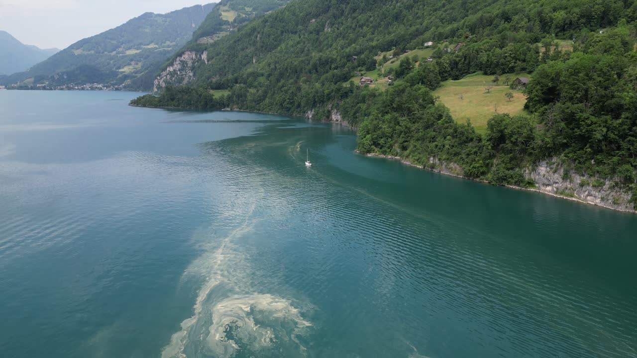 발렌세이 호수 표면은 떠다니는 퇴적물의 섬세한 존재로 장식되어 있습니다.