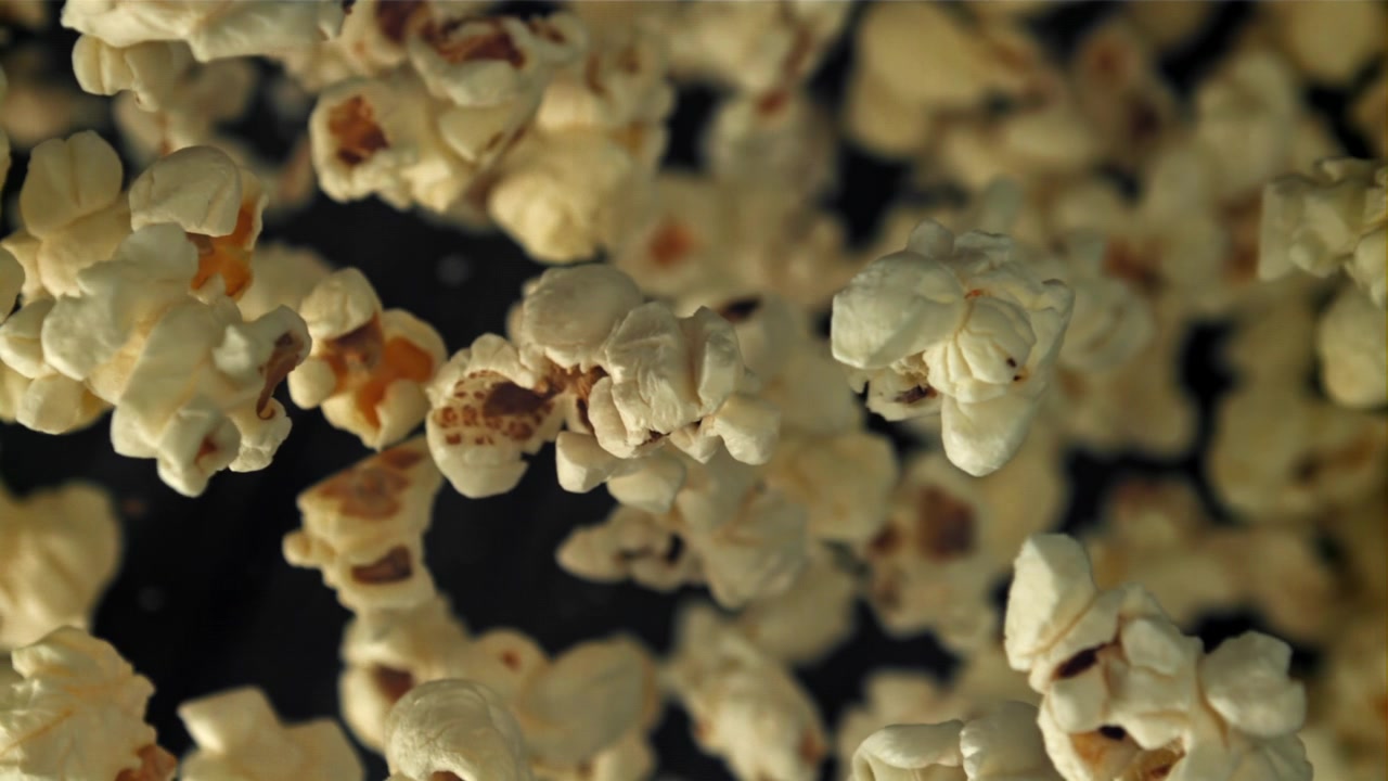 Deliziosi chicchi di popcorn messi a fuoco nitidamente