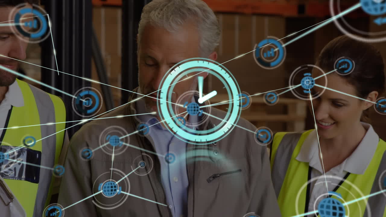 animación de reloj conectado con iconos sobre compañeros de trabajo caucásicos discutiendo en el almacén.