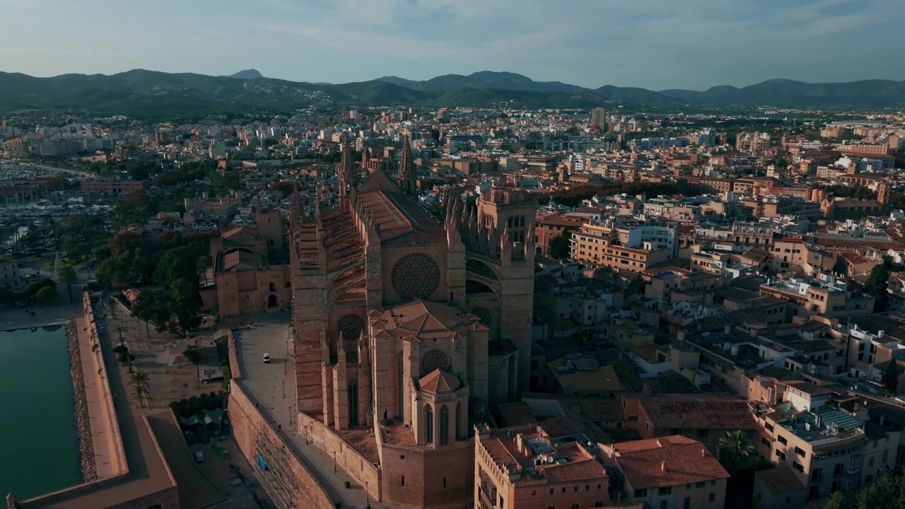 Vista aérea de la Catedral y el Puerto de Palma en Mallorca