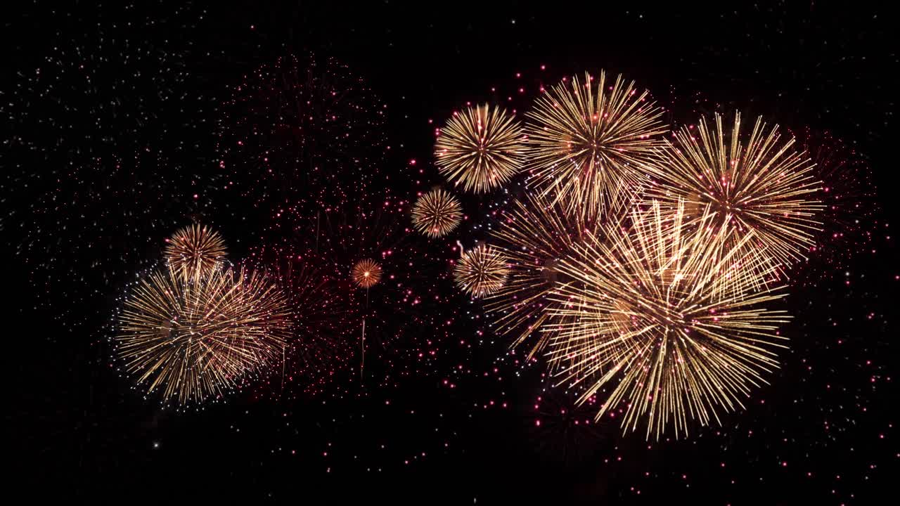 Espectáculo de fuegos artificiales coloridos reales en 4K en el cielo, luces bokeh en el cielo nocturno nacional