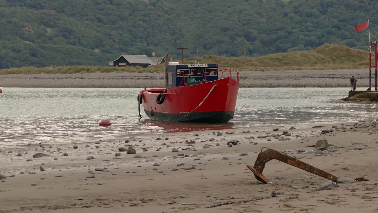 barmouth, gwynedd, 웨일즈 영국 해변의 유물 보트