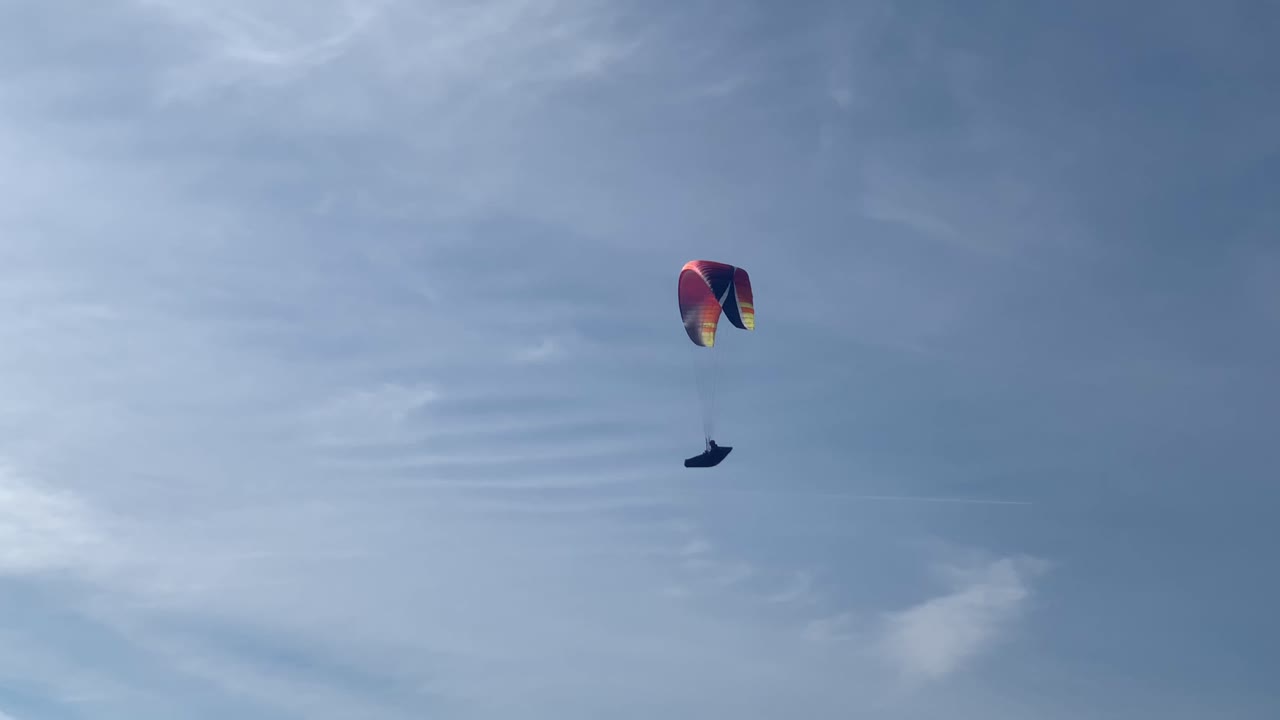 parapente volando en el cielo azul en un hermoso día soleado el domingo