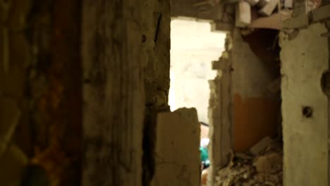 Tiro-A-Cámara-Lenta-En-Una-Casa-Abandonada-En-Un-Pueblo-Solitario-Con-Una-Habitación-Llena-De-Viejas-Bolsas-De-Plástico,-Ropa-Y-Basura