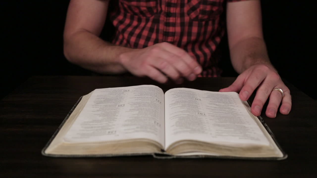 primer plano de un hombre caucásico milenario leyendo una biblia