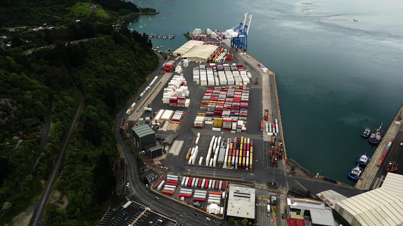 contenedores de envío y muelle de carga en port chalmers en dunedin, nueva zelanda