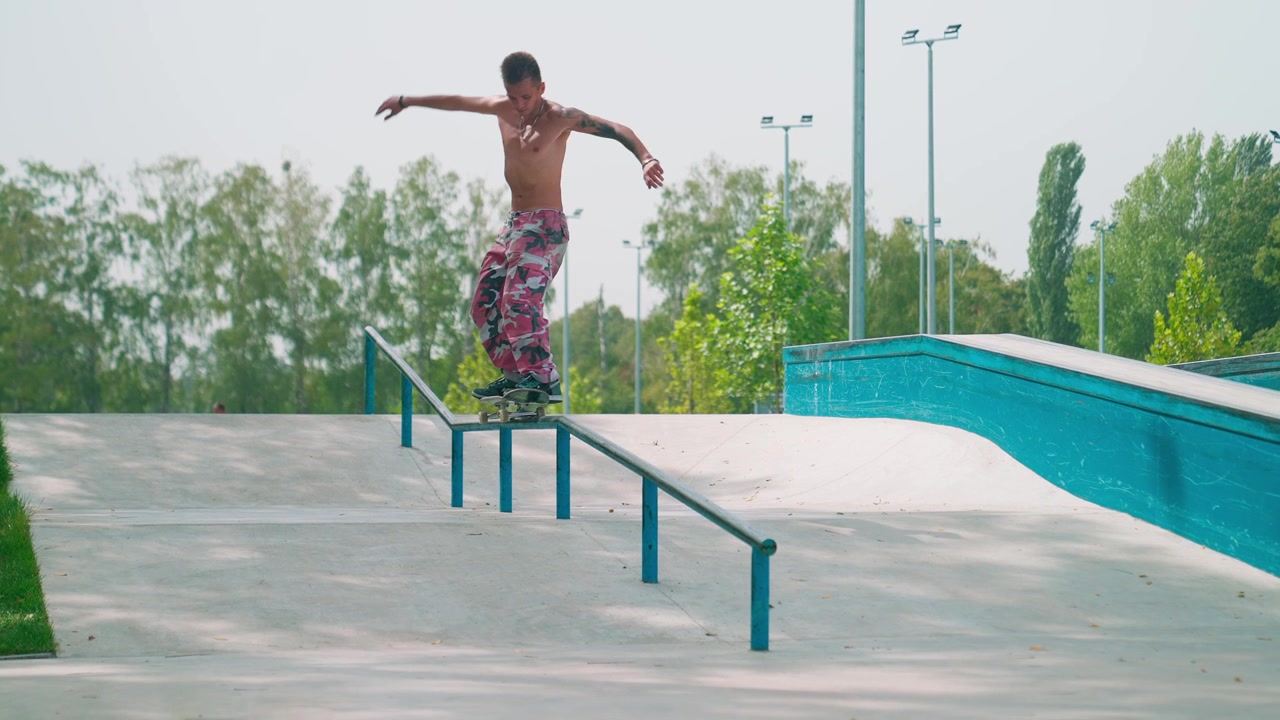 Skateboarder voert een rail grind truc uit in slow motion