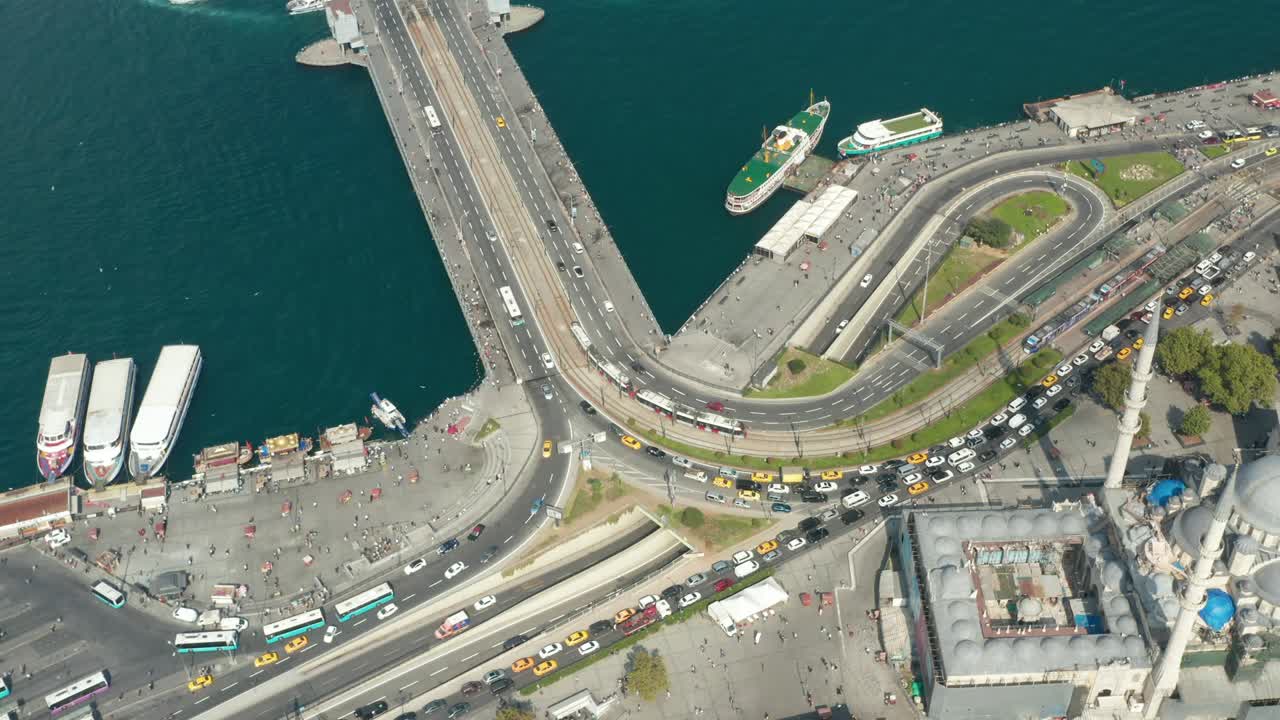 이스탄불의 갈라타 다리 보스포루스와 새로운 모스크에서 노란색 택시로 인한 교통 체증, 위에서 볼 수 있는 드론