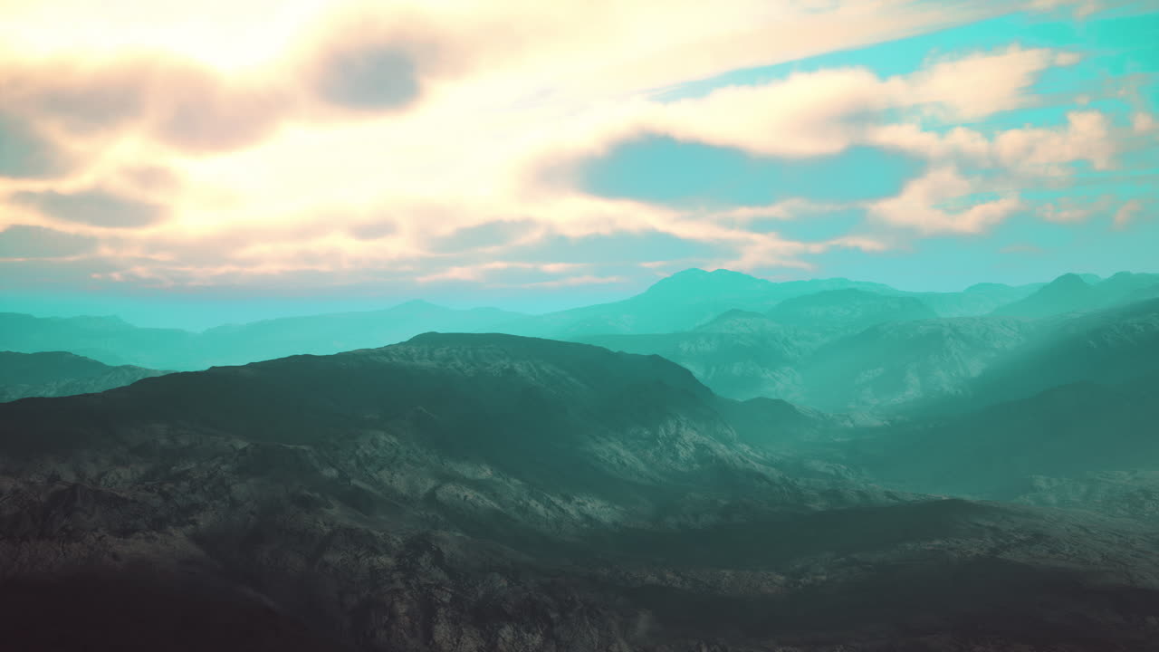 해가 지는 동안의 서사시적인 산악 풍경