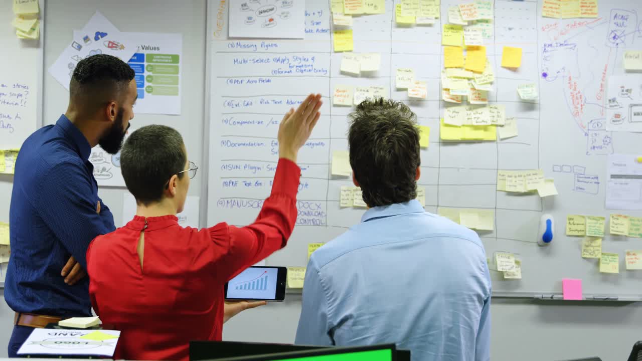 경영진들이 휴대폰과 화이트보드 4k에서 토론하고 있습니다.