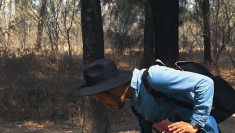 explorador encuentra una pista en el suelo