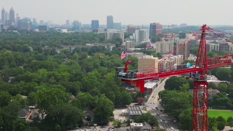 luchtfoto van de amerikaanse vlag die in de wind waait op een hoge torenkraan