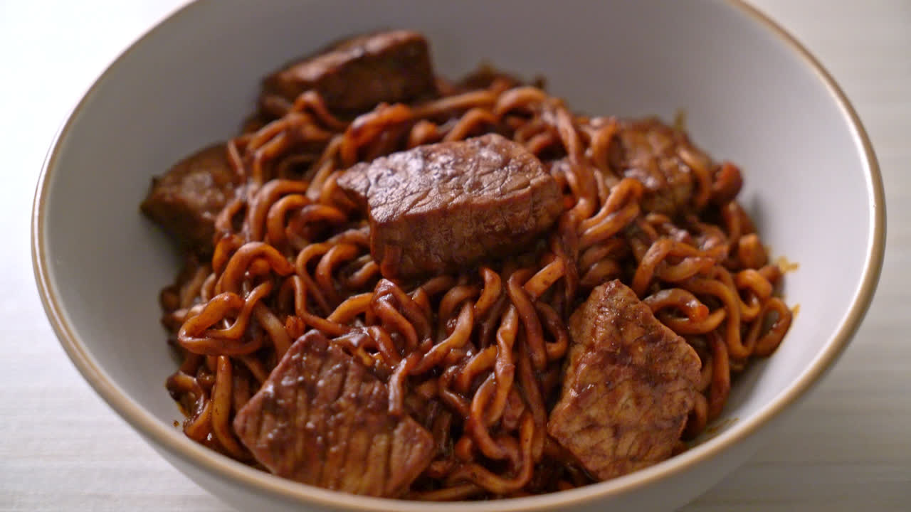 jjapaguri o chapaguri, fideos picantes de frijoles negros coreanos con carne de res - estilo de comida coreana
