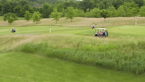 Vista-A-Nivel-De-Calle-De-Golfistas-Y-Caddies-En-Carritos-De-Golf.