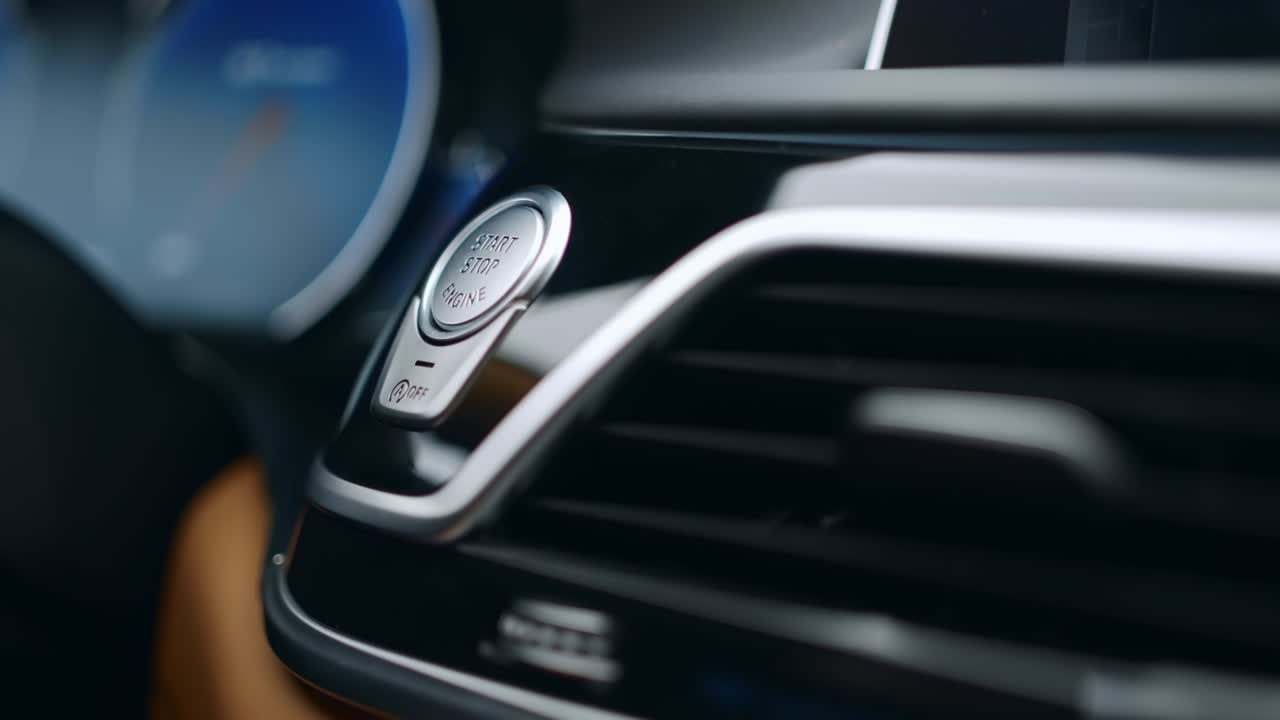 primer plano hombre arrancando el coche con el botón de arranque. hombre presionando el botón de parada con la mano