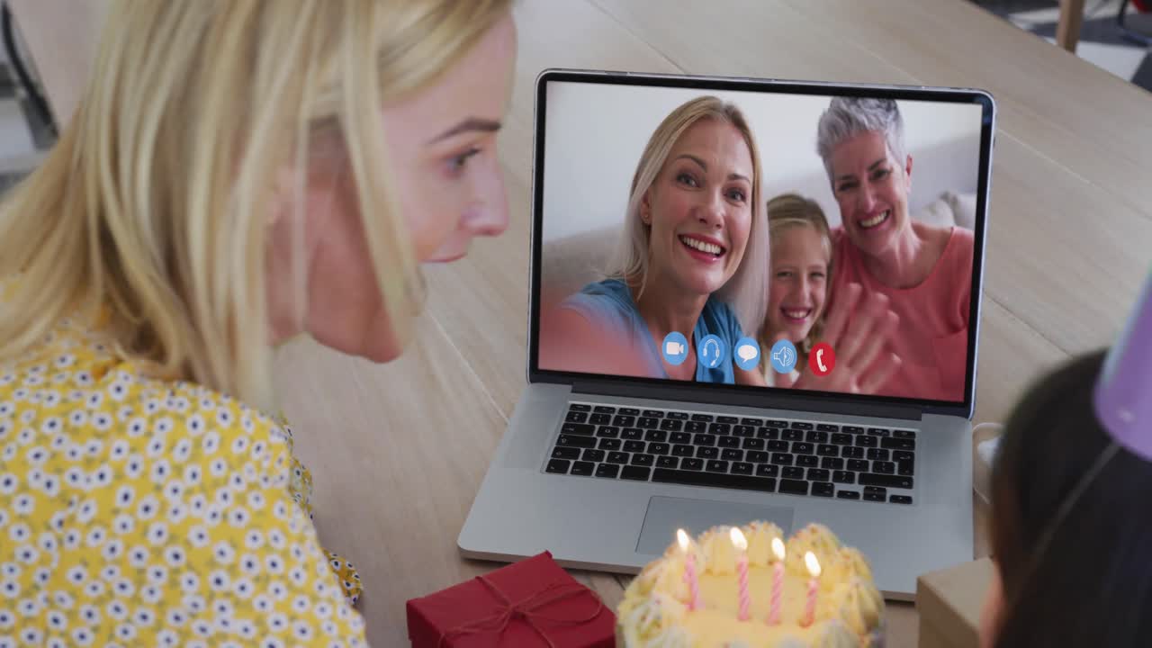 madre y hija caucásicas celebrando su cumpleaños haciendo una videollamada en una computadora portátil en casa