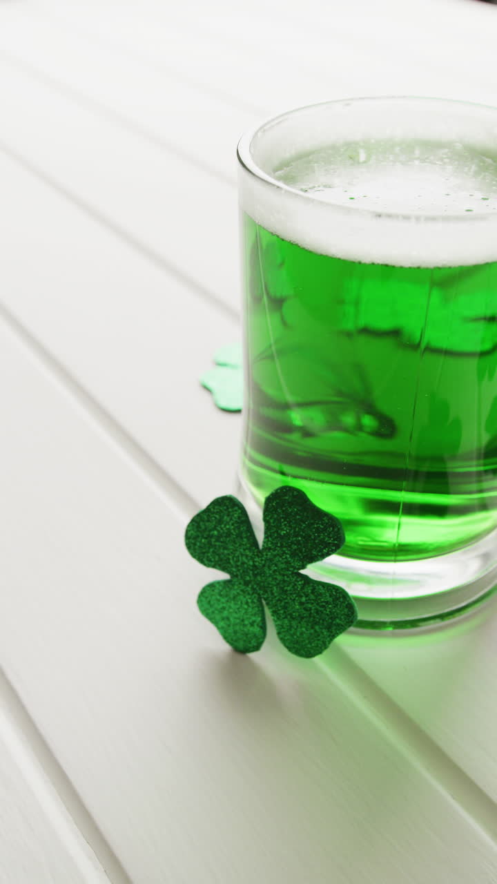 Animazione di trifoglio verde di San Patrizio e birra verde con spazio per il testo su sfondo bianco.