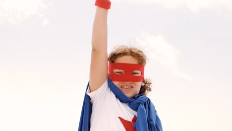 un niño vestido de superhombre.