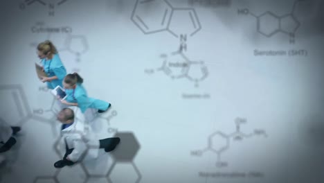 equipo médico caminando por el pasillo
