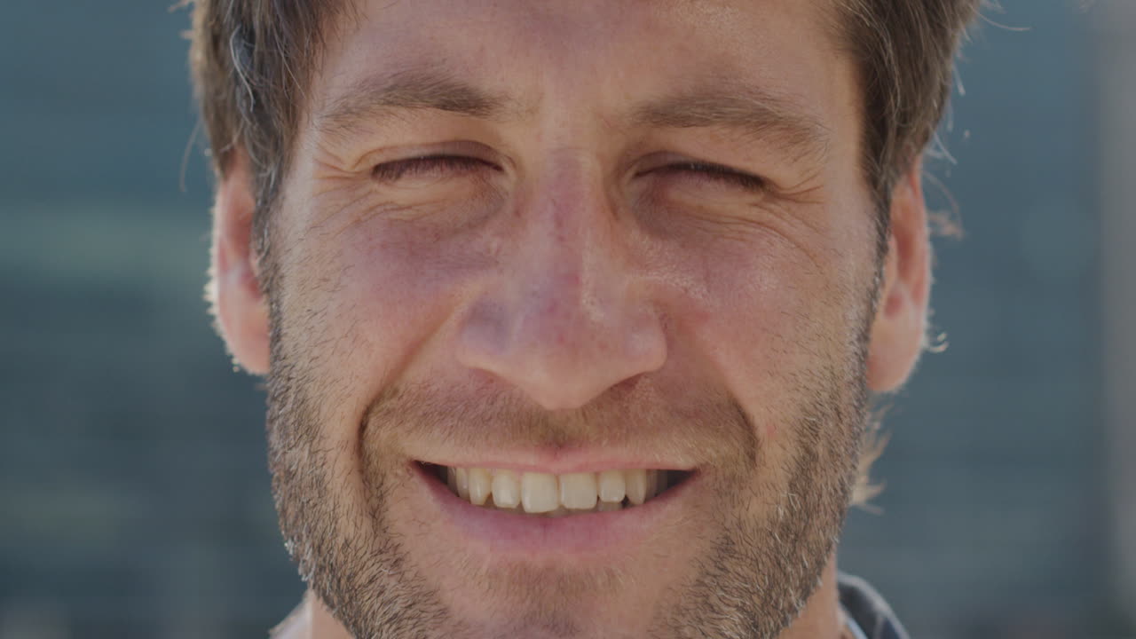 Retrato de empresário feliz sorrindo na cidade.