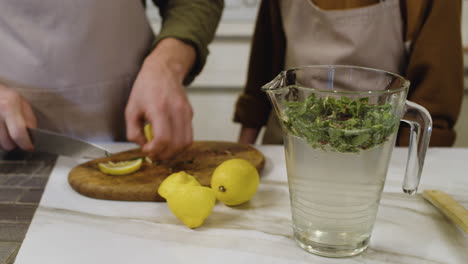 człowiek cięcie składników do produkcji limonady