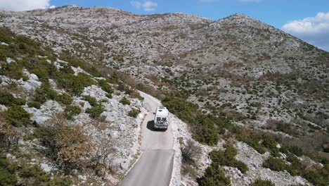 tiro de seguimiento de autocaravana conduciendo a lo largo de la carretera de montaña, parque prirode biokovo, hito croacia 4k