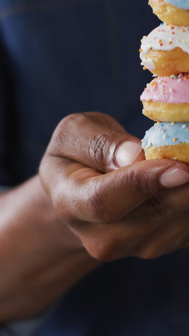 video de un hombre sosteniendo rosquillas en fondo blanco