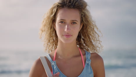 Retrato-De-Una-Hermosa-Joven-Rubia-Que-Parece-Confiada-Disfrutando-De-Un-Cálido-Día-De-Verano-En-La-Soleada-Playa-A-Cámara-Lenta