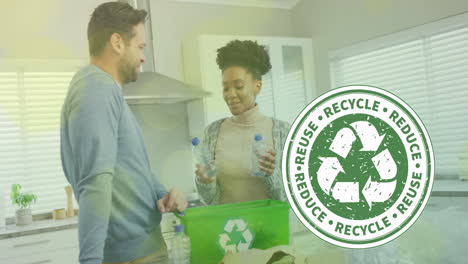 animación de textos de ecología con símbolo de reciclaje sobre varias botellas de plástico de clasificación de parejas