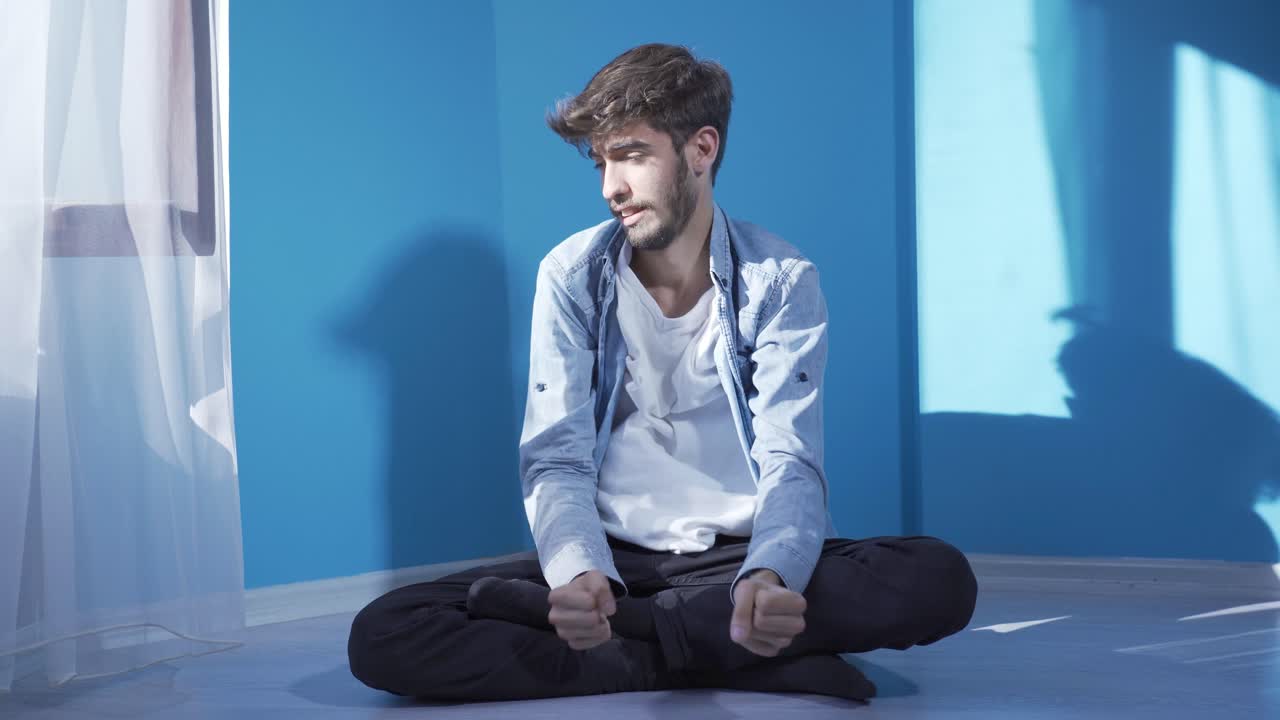 벽  ⁇ 에 앉아 있는 사람은 자기 자신에게 화를 내고 있습니다.