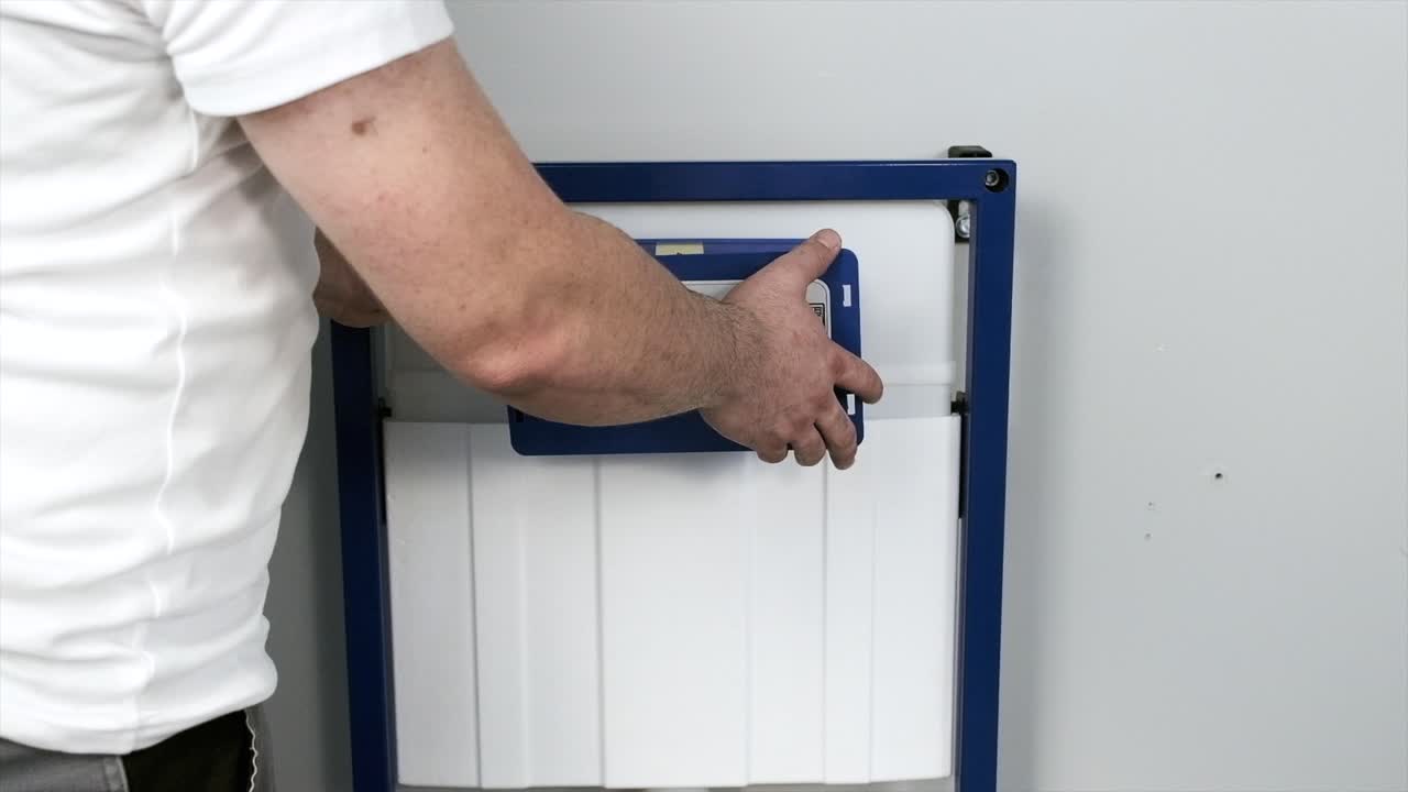 el trabajador que repara e instala el inodoro y descarga utiliza herramientas como alicates y llaves