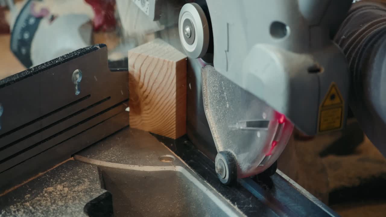 близкие руки плотника, режущие древесину столовой пилой в мастерской, мебель ремесленника