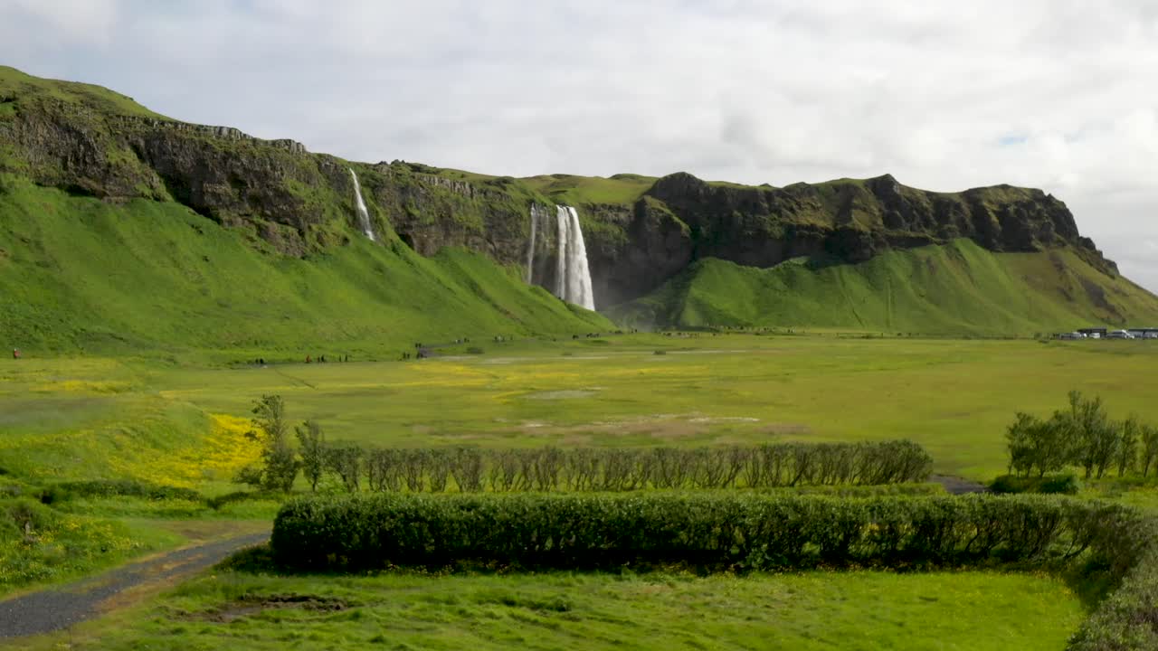 cascadas de seljalandsfoss en islandia con video de drones en arbustos estables
