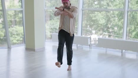 joven elegante bailando break dance y coreografía. rendimiento, movimiento, estilo y concepto de moda