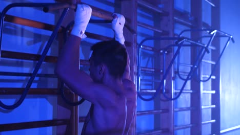 hombre haciendo pull-ups en un gimnasio